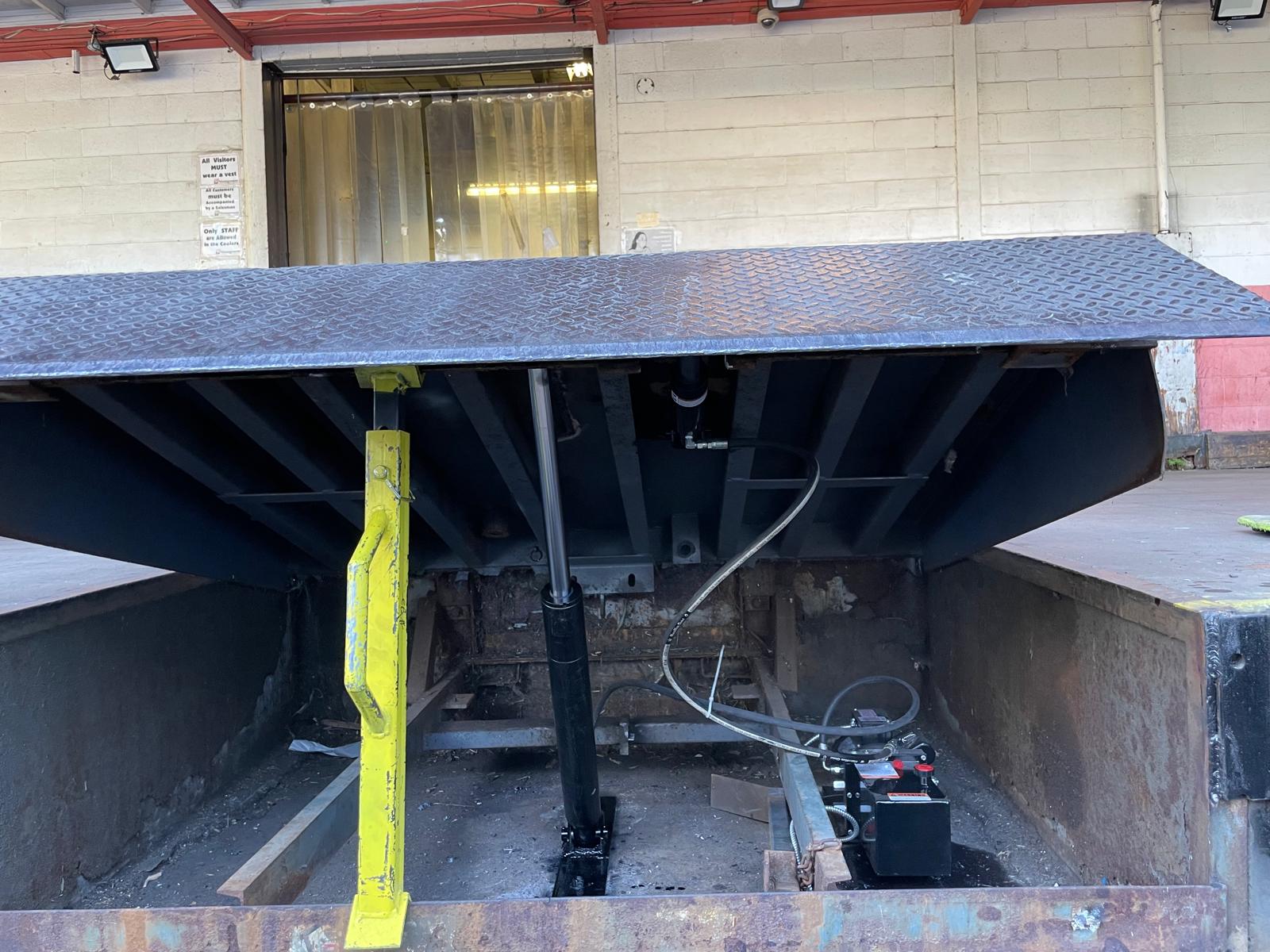 Hydraulic dock leveler